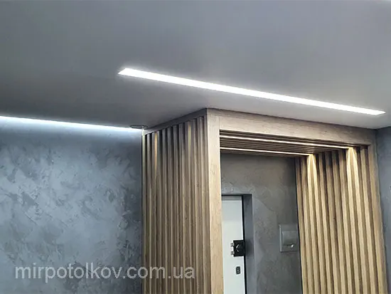 Опънат таван със светлинни линии